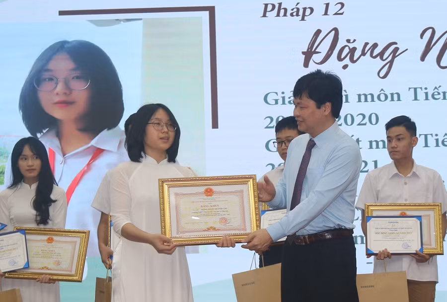 Đồng chí Phạm Việt Đức, Giám đốc Sở GD&amp;ĐT Thái Nguyên trao thưởng cho các em học sinh đạt giải tại Kỳ thi chọn học sinh giỏi Quốc gia