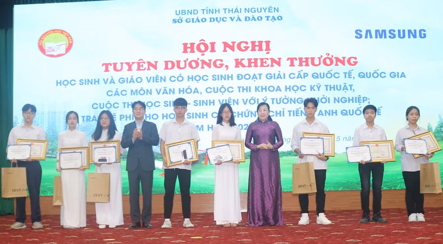 Đồng chí Nguyễn Thanh Hải - Bí thư Tỉnh ủy Thái Nguyên và ông Lee Byeong Kuk - Tổng Giám đốc Samsung Electronics trao thưởng cho các học sinh đạt giải cao