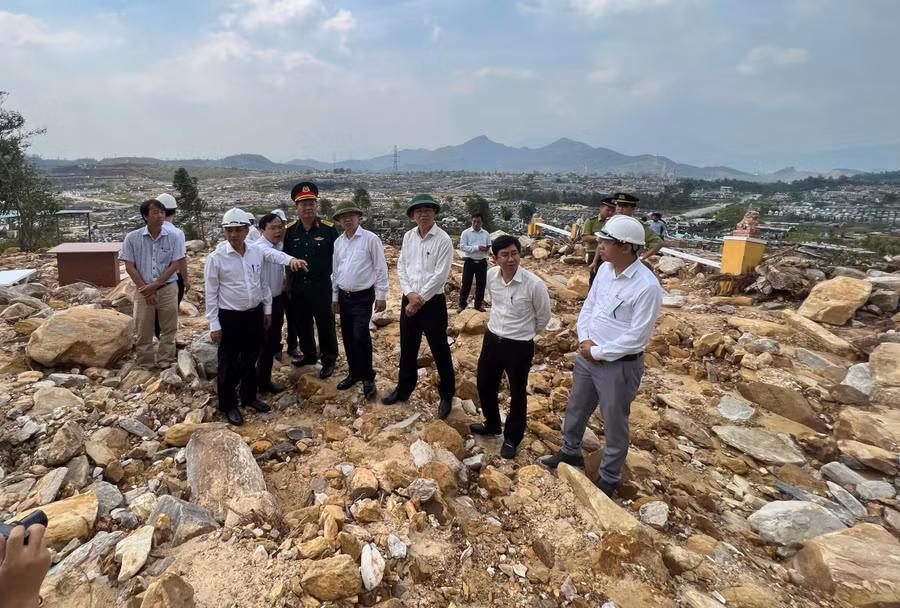 Lãnh đạo TP. Đà Nẵng kiểm tra hiện trường vụ sạt lở tại nghĩa trang Hòa Sơn (huyện Hòa Vang). 