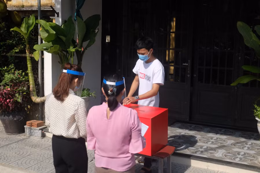 Cán bộ nhắc nhở người dân khử khuẩn tay trước khi nhận phiếu bầu cử, khử khuẩn tay lần 2 trước khi viết phiếu bầu cử, khử khuẩn tay lần 3 sau khi bỏ phiếu.