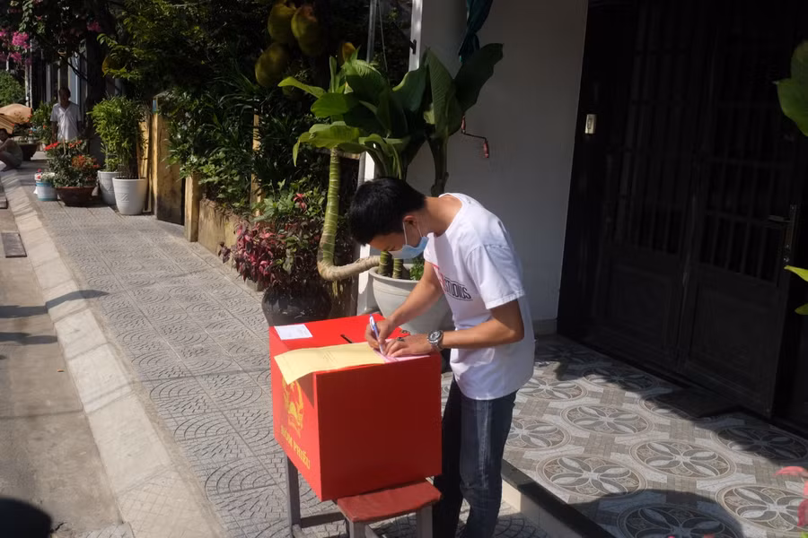 Tình huống người dân cách ly tại nhà thực hiện bầu cử.