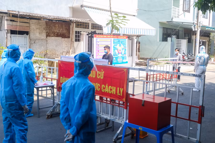 Tình huống tổ bầu cử xuống khu bị cách ly phong tỏa để các cử tri bỏ phiếu bầu cử.