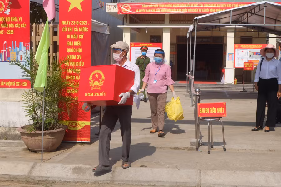 Tình huống 2, tổ chức bầu cử cho người đang thực hiện cách ly tại nhà. Tổ cán bộ bầu cử gồm 4 người sẽ đem hòm phiếu phụ, bao chứa rác lây nhiễm đến tận nhà đang thực hiện cách ly.
