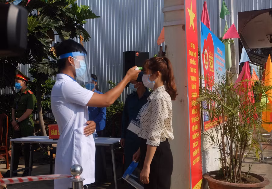 Đo thân nhiệt cho cử tri