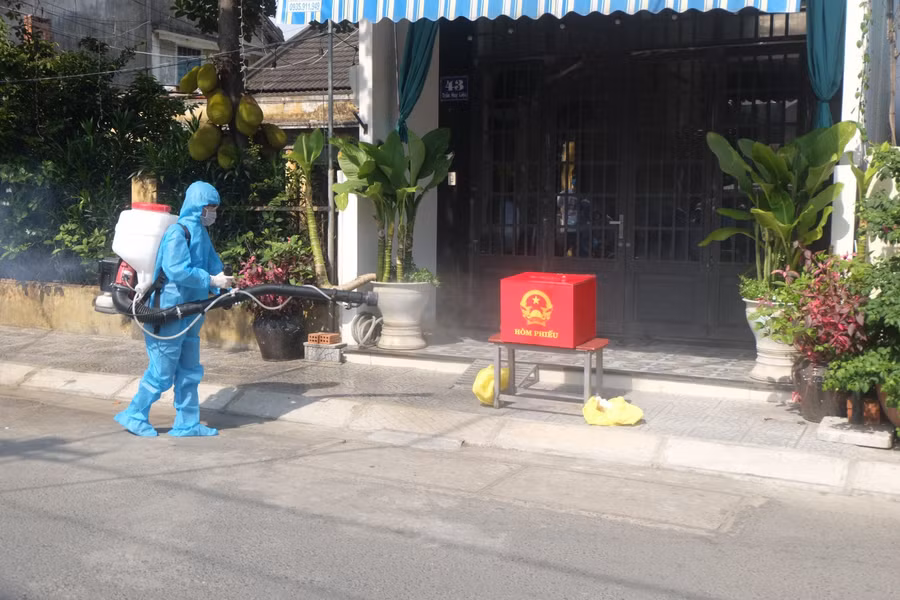 Khử khuẩn toàn bộ hòm phiếu và các đồ vật khác