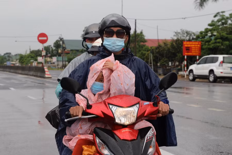 Hành trình trở về quê của em nhỏ và cả gia đình còn nhiều những gian truân, khi trời miền Trung bắt đầu đổ mưa nặng hạt.