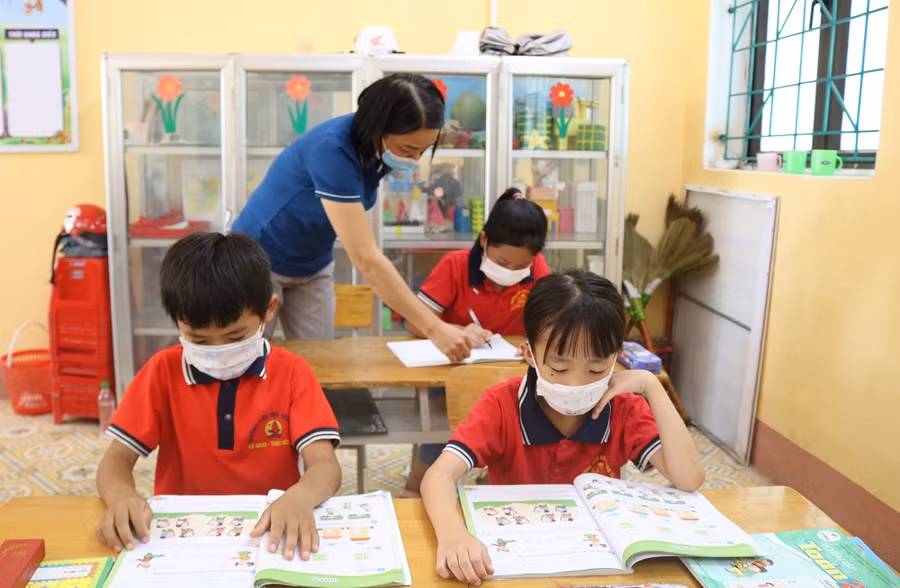 Học sinh trường Tiểu học Tràng Xá (Võ Nhai, Thái Nguyên) phải học cả âm nhạc, mỹ thuật trong cùng phòng lớp hằng ngày