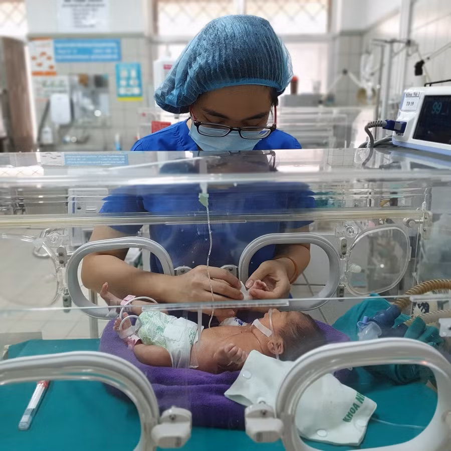 Bệnh nhi được chăm sóc theo dõi tại khoa Nhi (BVCC).