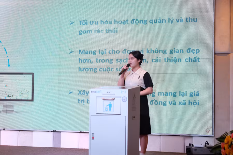Sinh viên trình về đề tài Hệ thống quản lý rác thải sinh hoạt.