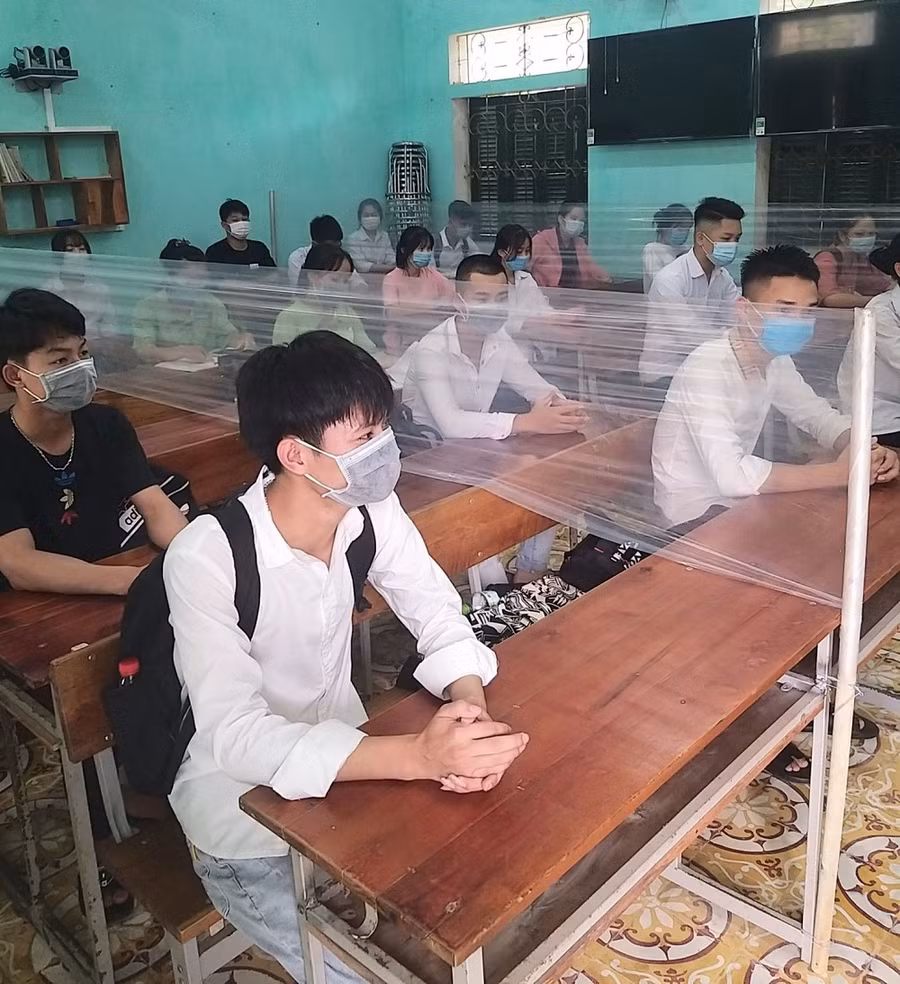 Các vách ngăn bằng nilon trong suốt tại phòng học lớp 12 trường THPT Trung Sơn