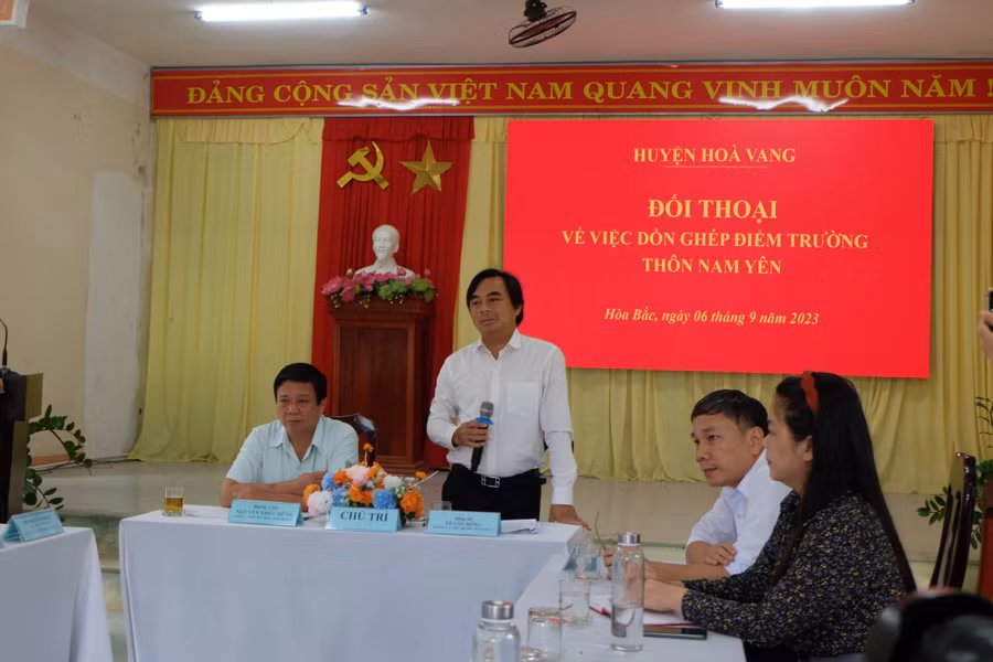 Ông Tô Văn Hùng - Bí thư Huyện ủy Hòa Vang đối thoại và giải thích việc dồn ghép điểm trường lẻ. Ảnh: Hoàng Vinh.