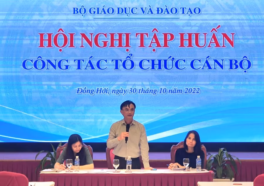 Vụ trưởng Vụ Tổ chức cán bộ, Bộ GD&amp;ĐT - Nguyễn Viết Lộc chủ trì Hội nghị tập huấn công tác tổ chức cán bộ.