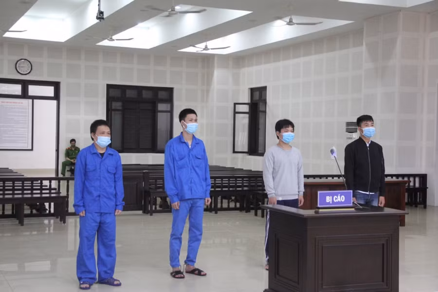 Các bị cáo tại phiên tòa. 