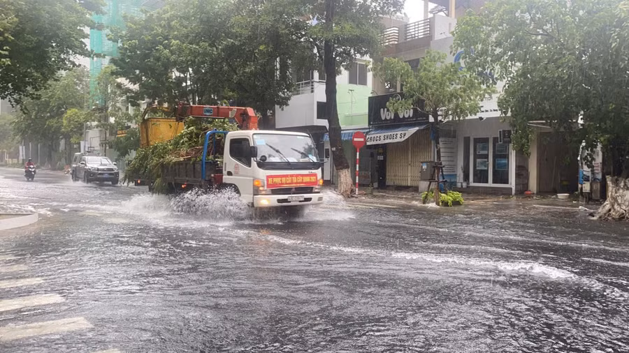 Đường Trần Phú trưa 11/9, nhiều đoạn đường cũng bị ngập cục bộ do mưa lớn khiến nước không thoát kịp, có thời điểm nước lên đến nửa bánh xe máy.
