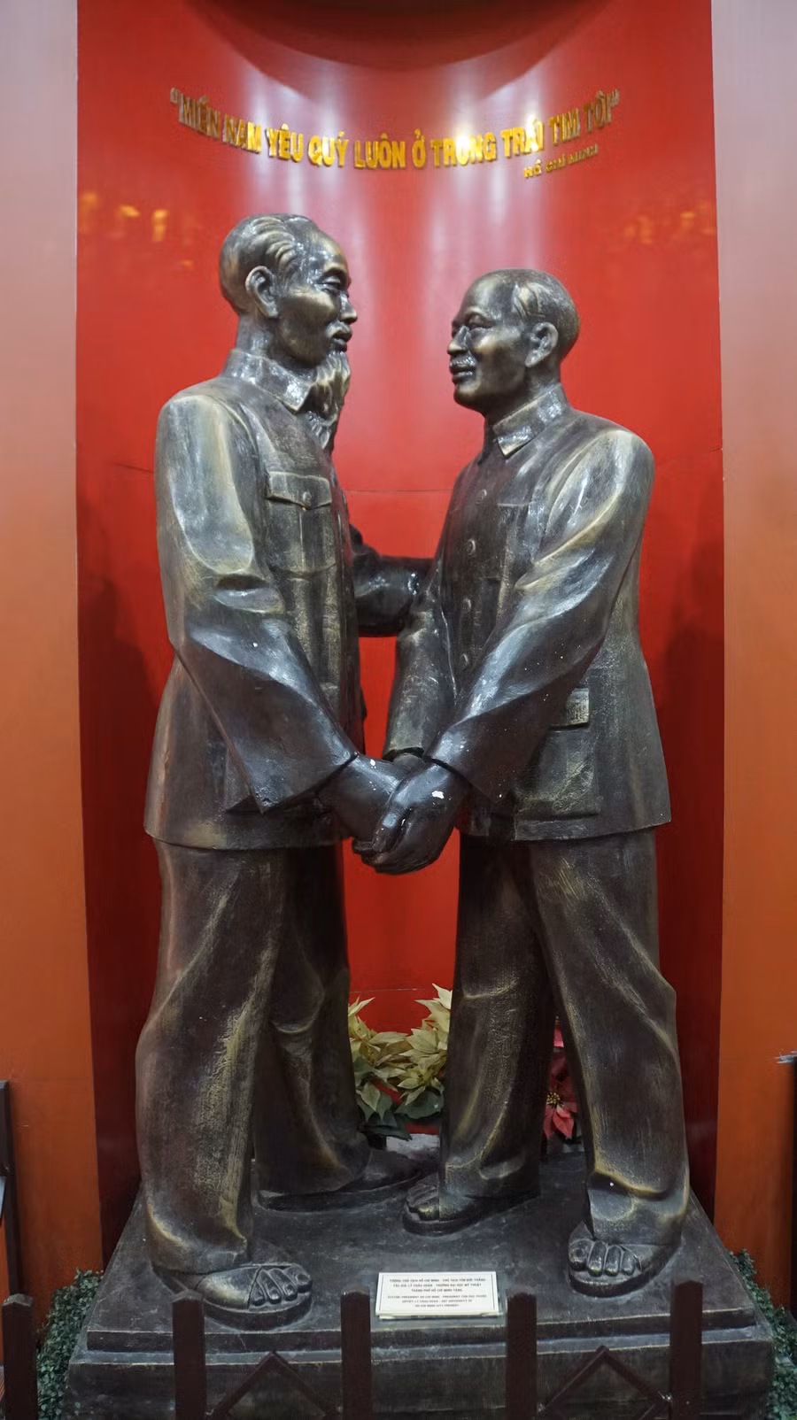 Tượng Chủ tịch Hồ Chí Minh và Chủ tịch Tôn Đức Thắng do Trường ĐH Mỹ thuật TPHCM tặng.