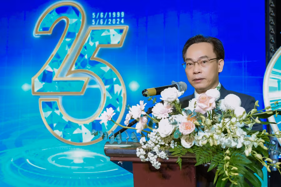 Thứ trưởng Bộ GD&ĐT Hoàng Minh Sơn phát biểu chúc mừng nhà trường. Ảnh: (NTTU) Thứ trưởng Bộ GD&ĐT Hoàng Minh Sơn phát biểu chúc mừng nhà trường. Ảnh: (NTTU)