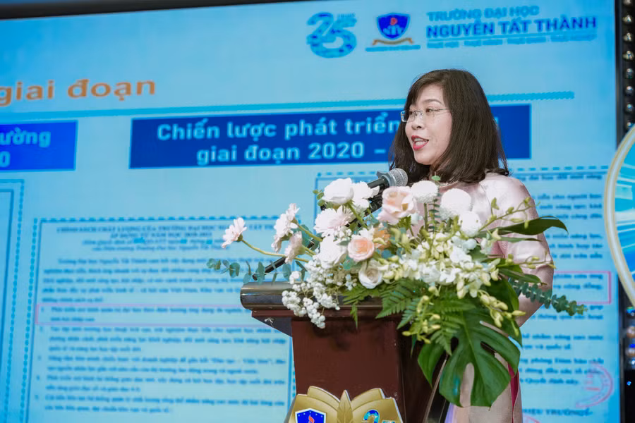 TS Trần Ái Cầm - Hiệu trưởng Trường ĐH Nguyễn Tất Thành phát biểu tại chương trình. (Ảnh: NTTU) TS Trần Ái Cầm - Hiệu trưởng Trường ĐH Nguyễn Tất Thành phát biểu tại chương trình. (Ảnh: NTTU)