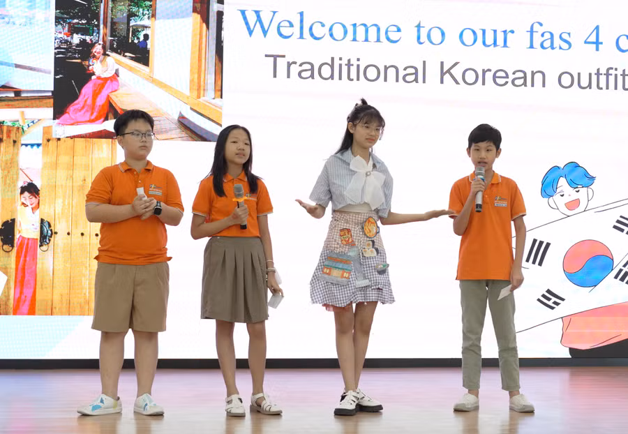 Học sinh lớp FAS4 thuyết trình song ngữ Anh - Việt về trang phục truyền thống và văn hóa của đất nước Hàn Quốc. Ảnh: Trường TH&THCS FPT Đà Nẵng. Học sinh lớp FAS4 thuyết trình song ngữ Anh - Việt về trang phục truyền thống và văn hóa của đất nước Hàn Quốc. Ảnh: Trường TH&THCS FPT Đà Nẵng.