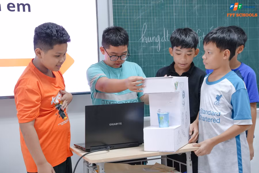 Sản phẩm máy bán nước tự động của các bạn học sinh lớp FAS4 thực hiện tại khóa hè. Ảnh: Trường TH&THCS Đà Nẵng. Sản phẩm máy bán nước tự động của các bạn học sinh lớp FAS4 thực hiện tại khóa hè. Ảnh: Trường TH&THCS Đà Nẵng.