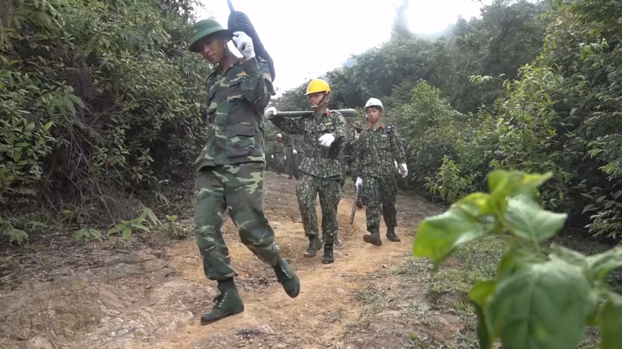 Lực lượng quân đội làm nhiệm vụ đánh sập 29 hầm khai thác vàng trái phép