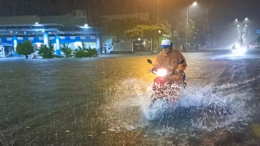 Mưa lớn những ngày qua khiến nhiều tuyến đường ở Đà Nẵng bị ngập sâu trong nước. 