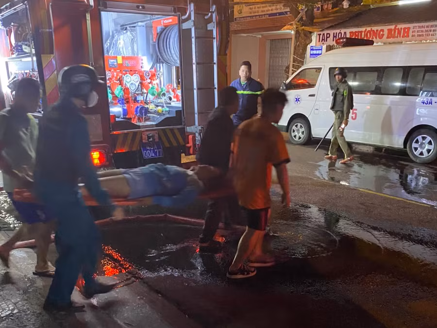 Lực lượng chức năng cứu người bị mắc kẹt ra ngoài. Ảnh: Công an Đà Nẵng. 