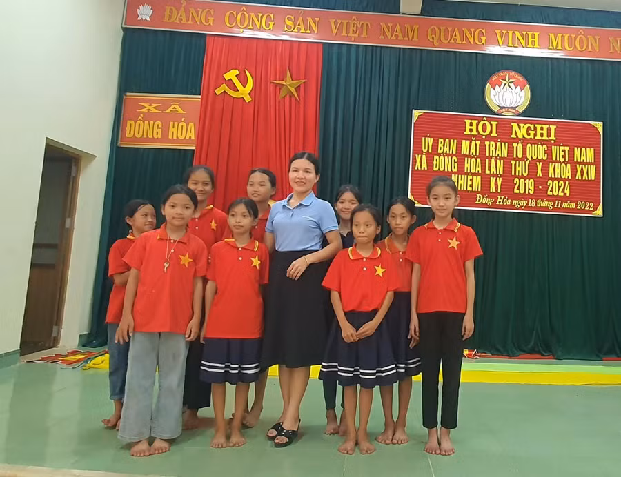 Cô Nguyễn Thị Trúc, Phó Hiệu trưởng Trường Tiểu học Đồng Hóa, một trong những người con công tác trong ngành Giáo dục của vợ chồng ông Thiện, bà Thường. Cô Nguyễn Thị Trúc, Phó Hiệu trưởng Trường Tiểu học Đồng Hóa, một trong những người con công tác trong ngành Giáo dục của vợ chồng ông Thiện, bà Thường.