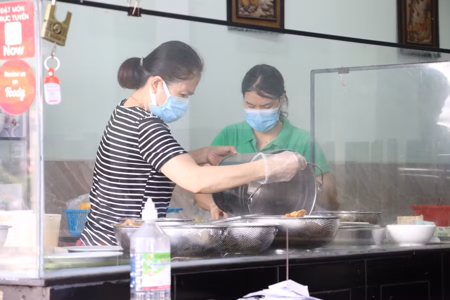 Bà Tạ Thị Kim Liên, chủ quán bún ông Tạ (quận Hải Châu) cho biết, chị cảm thấy vui vẻ và phấn khởi khi được bán trở lại.