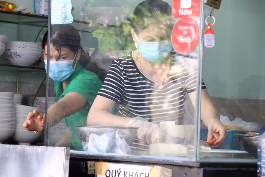 Theo bà Liên, hơn 1 tháng đóng cửa vì Covid-19, nghe tin được mở bán trở lại mừng lắm. Khách có đến mua ít hơn mọi khi nhưng được mở cửa, có khách đến mua là vui rồi. Mình cũng muốn kiếm đồng ra đồng vào. Dù biết sẽ còn nhiều khó khăn trong thời gian tới nhưng cố thôi, bán từ từ chờ hết giãn cách.
