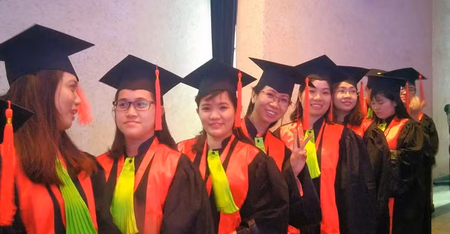 Các học viên hân hoan nhân ngày nhận bằng tốt nghiệp.