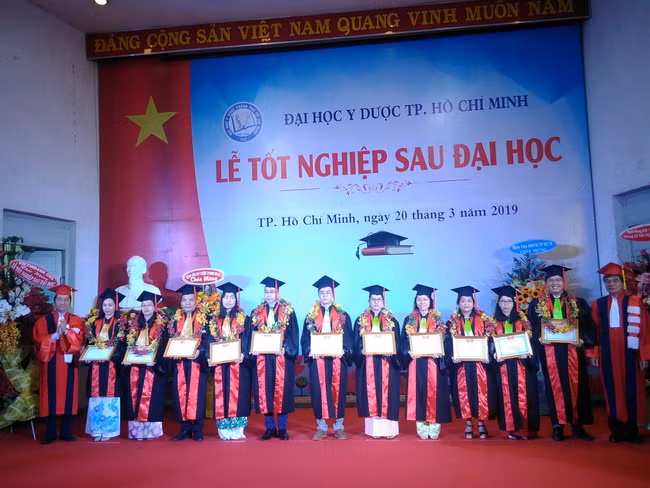 Đại diện Ban Giám hiệu trường trao bằng khen cho các học viên xuất sắc trong học tập.