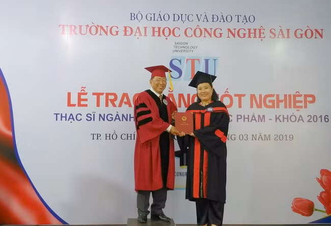 PGS.TS Cao Hào Thi-Hiệu trưởng Trường ĐH STU trao bằng tốt nghiệp thạc sĩ cho các học viên.