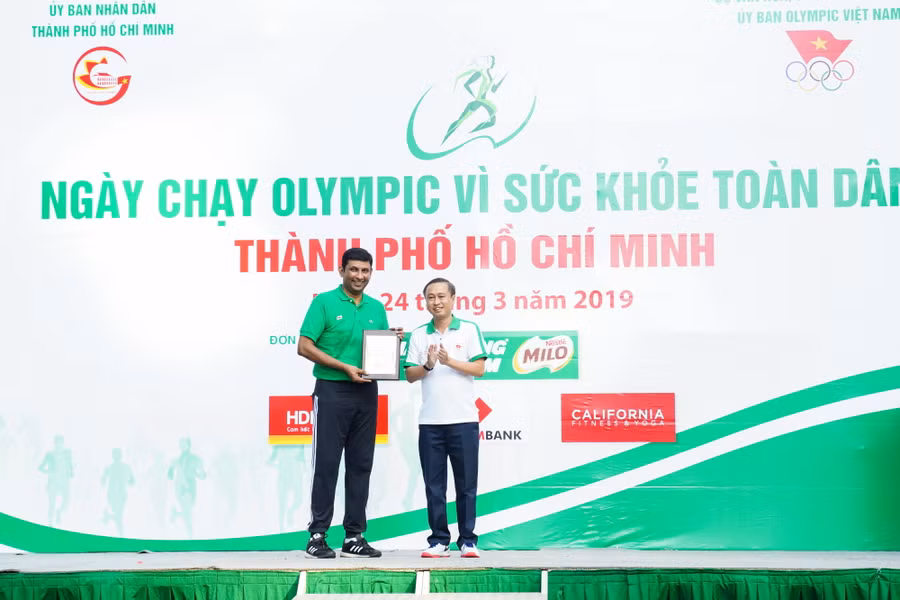 Ông Ganesan Ampalavanar, Tổng giám đốc công ty Nestlé Việt Nam nhận kỷ niệm chương từ ban tổ chức. Ông Ganesan Ampalavanar, Tổng giám đốc công ty Nestlé Việt Nam nhận kỷ niệm chương từ ban tổ chức.