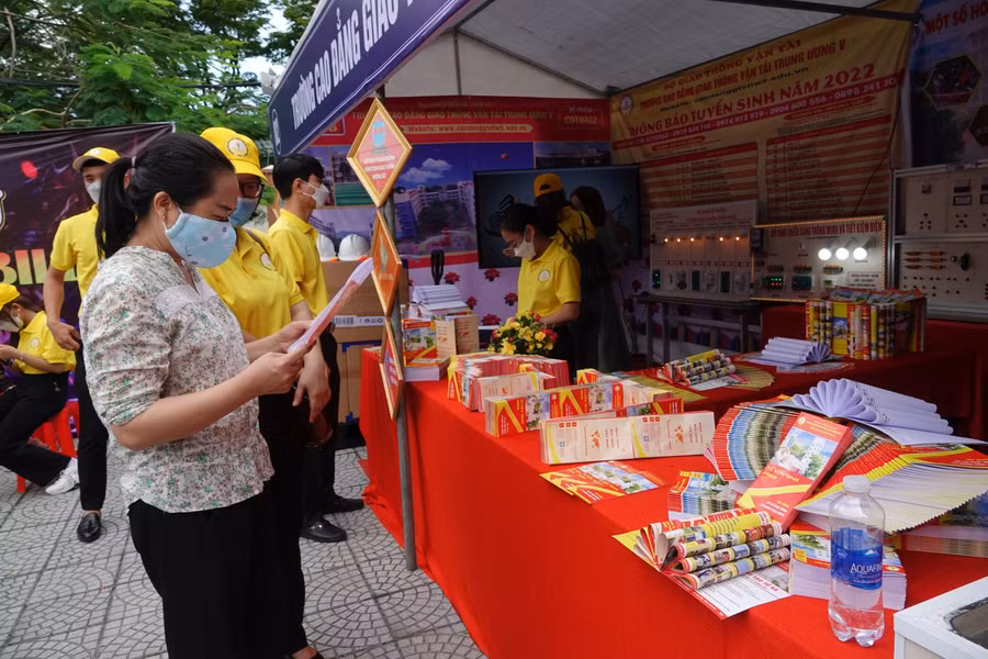 Trường Cao đẳng Giao thông vận tải Trung ương V tại TP Đà Nẵng giới thiệu chương trình tuyển sinh đến quý phụ huynh.