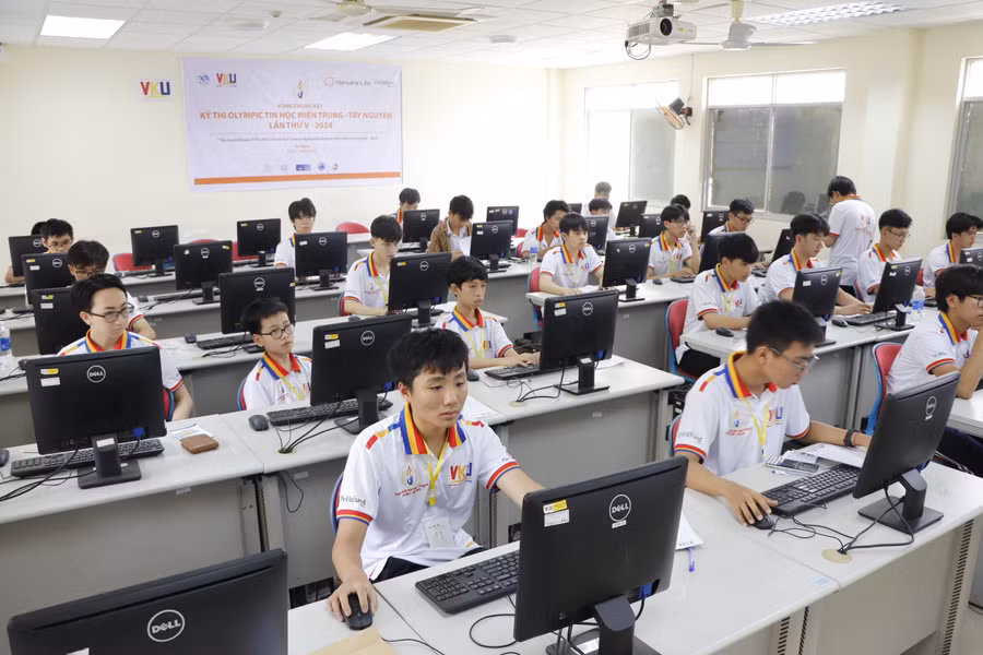 Các thí sinh tham dự Vòng chung kết Kỳ thi Olympic Tin học miền Trung - Tây Nguyên. 