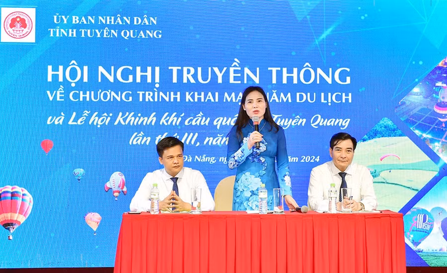 Đại diện Sở Văn hoá Thể thao và Du lịch tỉnh Tuyên Quang thông tin về chương trình. Đại diện Sở Văn hoá Thể thao và Du lịch tỉnh Tuyên Quang thông tin về chương trình.