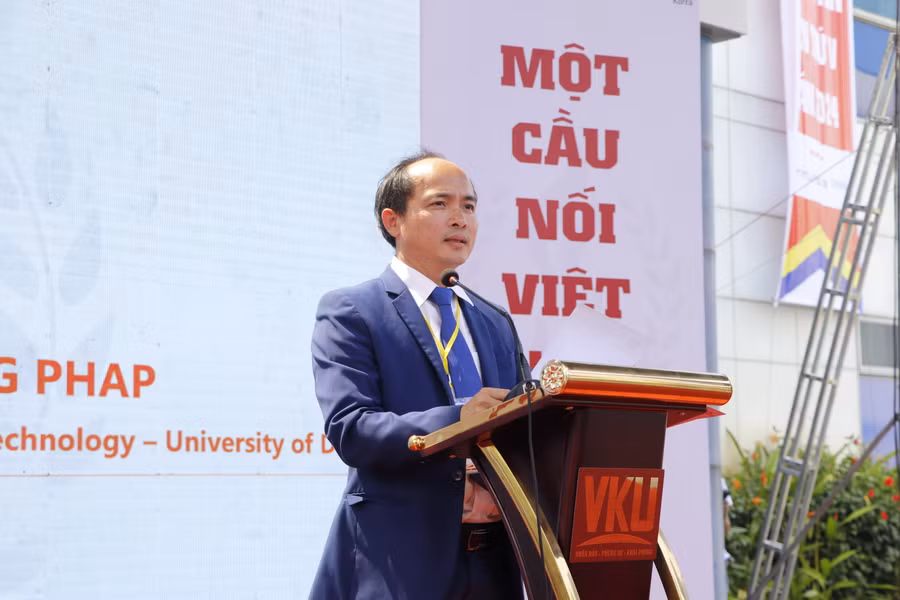 PGS.TS Huỳnh Công Pháp - Hiệu trưởng Trường Đại học VKU phát biểu khai mạc. PGS.TS Huỳnh Công Pháp - Hiệu trưởng Trường Đại học VKU phát biểu khai mạc.
