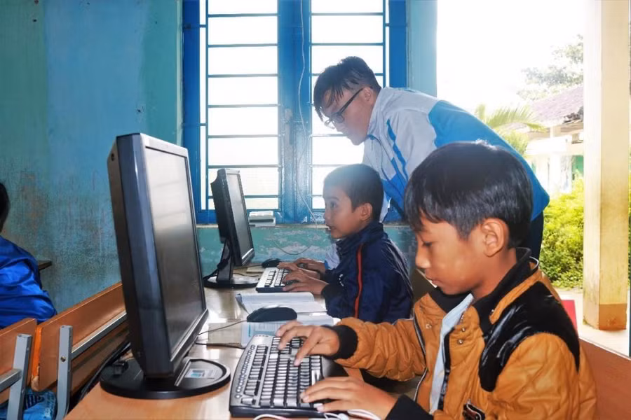 Chương trình "Máy tính cũ, tri thức mới" giúp cho học sinh khó khăn có điều kiện học tập trong mùa dịch. (Ảnh: IT)