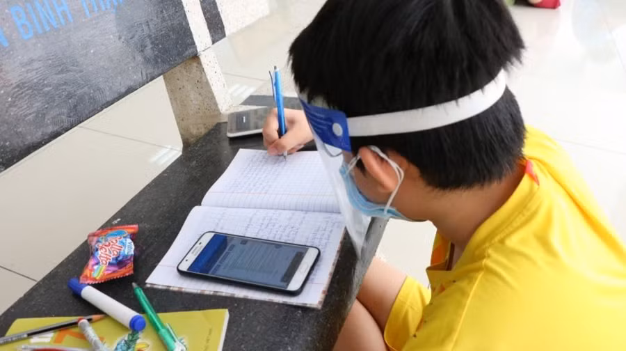 Lớp học dã chiến có 35 em học sinh đăng ký theo học (Ảnh: Nguyễn Yên)