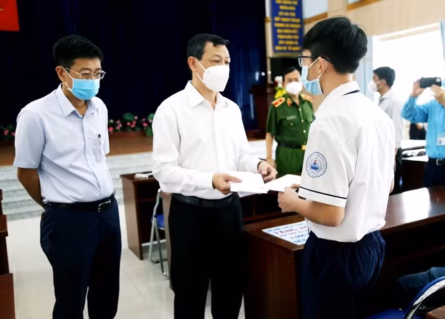 TS BSCK 2 Nguyễn Tri Thức – Giám đốc Bệnh viện Chợ Rẫy kiêm Giám đốc bệnh viện Hồi sức Covid -19 trao học bổng đỡ đầu cho học sinh có người thân mất trong đại dịch Covid-19 (Ảnh: BVCC)