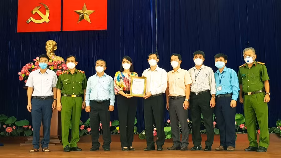 Bà Trần Thanh Hà – Chủ tịch Uỷ ban Mặt trận tổ quốc Việt Nam Quận 8 trao thư cảm ơn cho Lãnh đạo Bệnh viện Chợ Rẫy (Ảnh: BVCC)