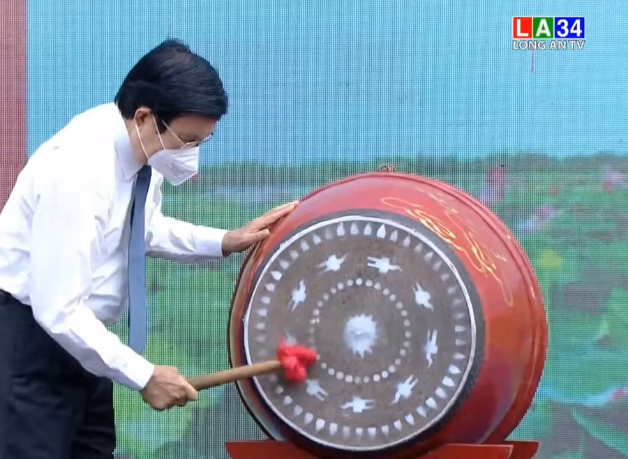 Nguyên Chủ tịch nước Trương Tấn Sang đánh trống khai giảng năm học mới 2021-2022 (Ảnh: Đài PT-TH Long An)