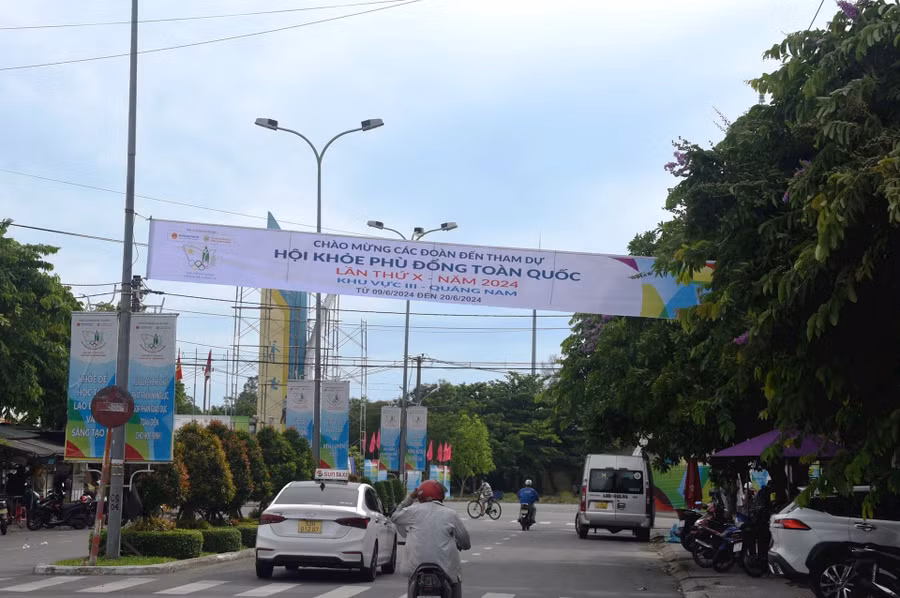 Biểu ngữ, băng rôn chào đón VĐV các tỉnh, thành phố về tham dự Hội khỏe Phù Đổng toàn quốc được giăng lên khắp các tuyến phố ở Quảng Nam.