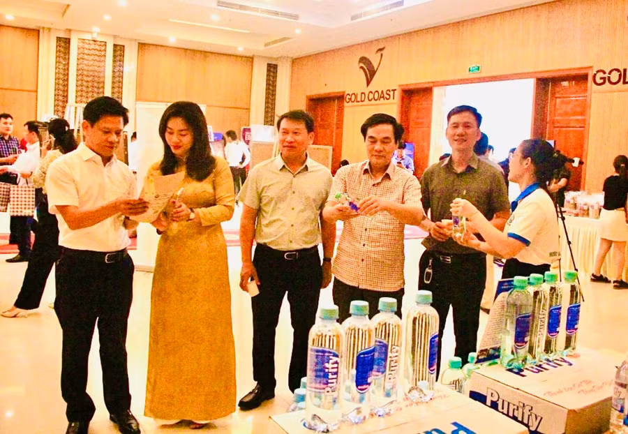 Ông Lê Vĩnh Thế (ngoài cùng bìa trái) - Phó Chủ tịch HĐND tỉnh tham quan các gian hàng được trưng bày và giới thiệu tại Hội nghị.