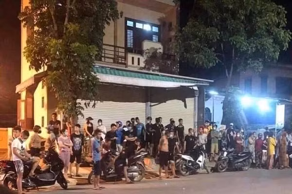 Người dân bàng hoàng khi biết vụ việc.