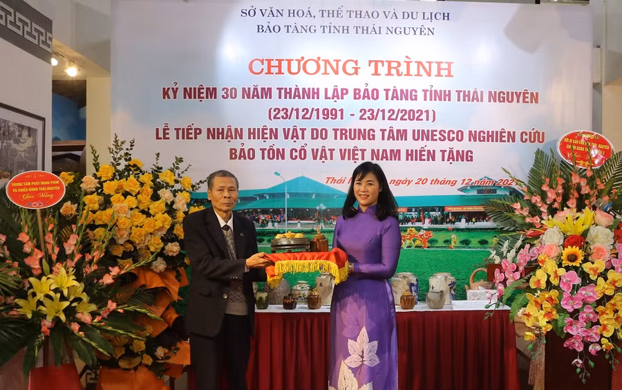 Bà Lương Thị Duyên, Phó Giám đốc Bảo tàng tỉnh Thái Nguyên tiếp nhận bộ sưu tập hiện vật do do Trung tâm Unesco Nghiên cứu bảo tồn cổ vật Việt Nam hiến tặng
