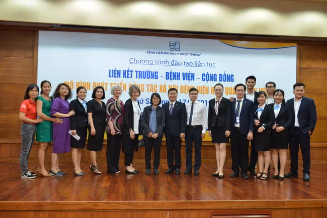 Các đại biểu khách mời chụp hình lưu niệm cùng đại diện ban tổ chức. (Ảnh: BVCC)