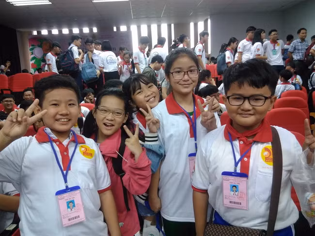 Các thí sinh bảng A (Tiểu học) hào hứng trước khi bước vào vòng thi Kiến thức và Kỹ năng tin học. Các thí sinh bảng A (Tiểu học) hào hứng trước khi bước vào vòng thi Kiến thức và Kỹ năng tin học.