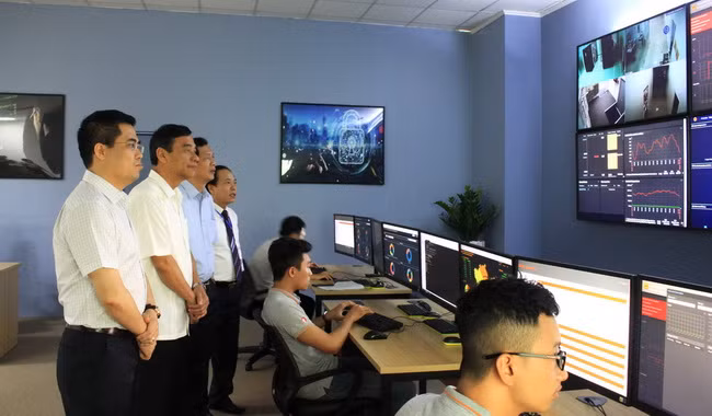 Lãnh đạo tỉnh Thái Bình cùng các đại biểu tham quan Trung tâm điều hành SOC.