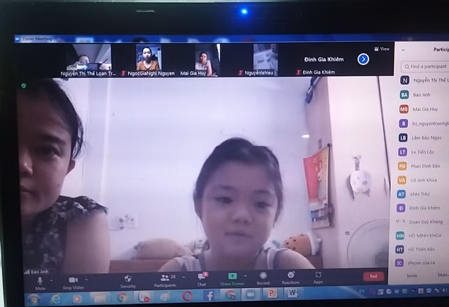 Phụ huynh cùng con học trực tuyến tại lớp học Trường TH Bông Sao- Quận 8- TP.HCM (Ảnh: NTCC)